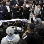 Funeral por un matrimonio muerto en la sinagoga de Neve Yaakov.