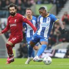 Pervis Estupiñán (d) dio la asistencia para el gol del triunfo del Brighton sobre Liverpool por la Copa de Inglaterra.