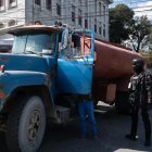 Varios grupos de policías salen a las calles de Petion-ville para continuar protestando por el asesinato de sus colegas a manos de bandas armadas, el 27 de enero de 2023 en Puerto Príncipe (Haití).
