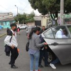 Estacionados. Hay filas de al menos 12 carros que esperan su turno para transportar a los usuarios que poco a poco llegan a la parada central.
