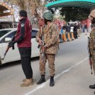 El ejército de Pakistán hace guardia cerca de la mezquita en Peshawar.