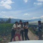 Momento en que la madre agresora fue detenida por la policía.