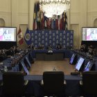 La presidenta peruana, Dina Boluarte (en pantalla), habla durante una intervención virtual ante el Consejo Permanente de la Organización de Estados Americanos (OEA)