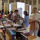 Cartagena. Varias personas compran libros de los escritores que participaron en el evento de la literatura universal Hay Festival.