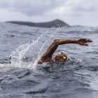 Fotografía cedida por la Organización PEW en la que se ve a la nadadora Barbara Hernández durante su hazaña de atravesar las frías aguas de Magallanes, por lo que obtuvo un récord Guinness al nadar 3 millas náuticas (5.500 mts) el 27 de febrero de 2022, en Cabo de Hornos (Chile). EFE/ Organización Pew