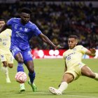 Jordy Caicedo (i), tras un 2022 muy irregular, se presta a jugar el primer partido con su nuevo equipo, en Turquía.