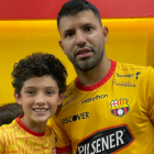 Daniel Fernández, hincha canario, junto a Sergio Agüero, antes de salir al campo de juego.