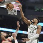 Giannis Antetokounmpo lideró la victoria de los Bucks ante Pelicans.