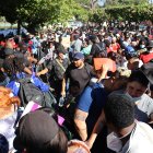 Personas migrantes de diversas nacionalidades hacen fila para tramitar papeles migratorios hoy, en la ciudad de Tapachula en Chiapas (México). EFE/ Juan Manuel Blanco