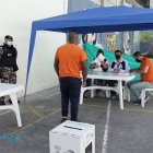 Referencia. Con esta foto, funcionarios del CNE aplaudían la participación de los PPL en las urnas en 2021.