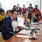 Comparecencia. El correísta Ronny Aleaga dijo que con Leonardo Cortázar, que aparece a su lado en la foto de la piscina, no tiene relación alguna.