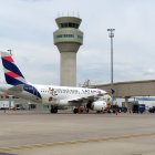 VISTA DEL AVIÓN DE LA COMPAÑÍA AÉREA |