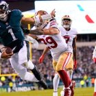 Julen Hurts, de Eagles (i) y Patrick Mahomes, de Chiefs (detrás) harán historia en el Super Bowl 2023.