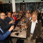 Los exalumnos  aguirrenses alzaron sus copas para brindar por esa amistad que perdura..