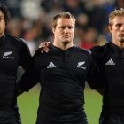 Campbell Johnstone (c) con dos de los integrantes del equipo cuando vestía la camiseta.