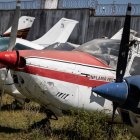 Fotografía de una avioneta confiscada por autoridades brasileñas este martes 31 de enero , en el patio de la Policía Federal en Boa Vista (Brasil). Las autoridades de Brasil asestaron este martes su primer golpe contra la minería ilegal en tierras indígenas confiscando decenas de avionetas usadas por los buscadores de oro, que han sido acusados de causar la crisis humanitaria que afecta a los yanomamis. EFE/ Raphael Alves