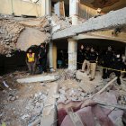 Oficiales de seguridad paquistaníes inspeccionan la escena un día después de la explosión de una bomba suicida en una mezquita en líneas policiales, en Peshawar, provincia de KPK, Pakistán