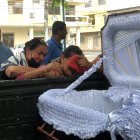 Puebloviejo. Lorenza Franco llora desconsoladamente la muerte de su hijo.