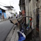 Fuera del domicilio son visibles los daños provocados por el estallido.