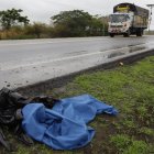 Las fundas que cubrían el cuerpo encontrado en Durán seguían en el sitio horas después