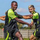 El Niño Moi (c) recibió la autorización del Brighton para retomar los entrenamientos.