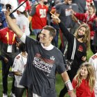 Tom Brady camina junto a su hija Vivian y su hijo Jack (R) y su exesposa Gisele Bundchen tras ganar el Super Bowl de febrero de 2021.