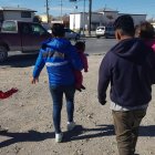 Una familia de migrantes venezolanos, permanecen en las cercanías del Río Bravo, el 31 de enero de 2023, en Ciudad Juárez, Chihuahua (México).