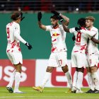 Los jugadores del Leipzig celebran uno de los goles en la victoria.