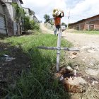 Guayaquil. Una cruz improvisada marca el lugar de uno de los crímenes.