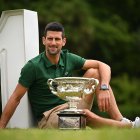 Novak Djokovic posa en la foto oficial con el trofeo del Abierto de Australia que se tomó este miércoles 1 de febrero, junto al # 1 mundial que recuperó.