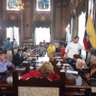 Momento. Luego de la interpelación del concejal José Flores, el alcalde (e), Josué Sánchez, se levantó de la silla para retirarse del Salón de la Ciudad.