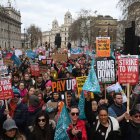 Manifestantes marchan este miércoles en Londres en dirección a Westminster en una jornada de huelga para reclamar mejoras salariales. EFE/EPA/NEIL HALL