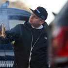 Rasmus Paludan, líder del partido antiislámico de extrema derecha danés Stram Kurs (Línea dura), quema un ejemplar del Corán frente a la embajada turca en Copenhague el pasado 27 de enero. EFE/EPA/Olafur Steinar Gestsson