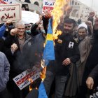 Los iraníes queman la bandera de Suecia durante un mitin contra Suecia