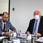 Funciones. El ministro de Energía y Minas, Fernando Santos Alvite (d), en una actividad oficial. Él también fue asesor en esa institución pública.