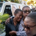 Familiares y conocidos despiden a tres de los catorce policías asesinados en las dos ultimas semanas por bandas armadas, hoy en su funeral, en Puerto Príncipe (Haití). EFE/ Johnson Sabin