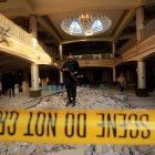 Un policía paquistaní monta guardia en el interior de una mezquita, este martes en Peshawar, tras un ataque suicida en la víspera. EFE/EPA/ARSHAD ARBAB