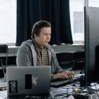 Avance. Un hombre revisa  información en un sitio web.