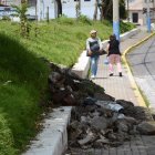 Material. En una acera permanece material pétreo que impide el libre paso de los vecinos.