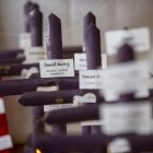 Vista de cruces con nombres de víctimas de feminicidio durante una rueda de prensa de la Asociación Latinoamericana para el Desarrollo Alternativo (ALDEA), en Quito (Ecuador).