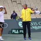 Andrés Alvarado (i), citado por primera vez para jugar una Copa Davis, recibe instrucciones del capitán ecuatoriano Raúl Viver en territorio griego.