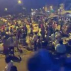 Luego de las supuestas detonaciones, los asistentes del evento corrieronen distintas direcciones debido al temor de que fuera una bala perdida.