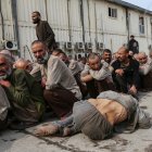 Más de cuatro décadas de guerra, una crisis económica y el suministro ilimitado de drogas baratas, en un país que satisface el 80 % de la demanda mundial de opio, empujan a miles de personas en Afganistán a una drogadicción que los talibanes tratan de paliar internando forzosamente a miles de adictos. Pero con buena parte de los centros de rehabilitación cerrados, después de que los fundamentalistas se hiciesen con el poder en agosto de 2021 y se cerrase el grifo de la ayuda humanitaria internacional, esta campaña ha provocado hacinamientos que los talibanes tratan de paliar con la apertura de un nuevo centro esta semana de 5.000 camas.  EFE/EPA/STRINGER ATTENTION: This Image is part of a PHOTO SET