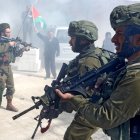 Fotografía de archivo de soldados israelíes lanzando bombas de gas lacrimógeno a un grupo de manifestantes palestinos. EFE/Abed Al Hashlamoun
