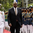 El secretario de Defensa de Estados Unidos, Lloyd Austin (c), pasa revista a su llegada al Departamento de Defensa Nacional en el campamento militar Camp Aguinaldo en Quezon City, Metro Manila, Filipinas. EFE/EPA/ROLEX DELA PENA / POOL