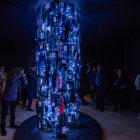 Monterrey. Varias personas revisan los detalles de la escultura.