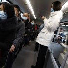 Personas con mascarilla en un autobús en Pekín, el 30 de enero de 2023. EFE/EPA/MARK R. CRISTINO