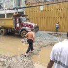 Este puente improvisado con los restos de arena en la calle 19 sirve para que los habitantes crucen de un lado al otro