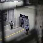 Guardias en el interior del Centro de Confinamiento del Terrorismo (CECOT)