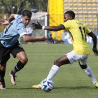 Mateo Ponte (i) de Uruguay disputa un balón con Alan Minda de Ecuador hoy, en un partido de la fase final del Campeonato Sudamericano Sub"20 entre las selecciones de Uruguay y Ecuador en el estadio de Techo en Bogotá (Colombia).